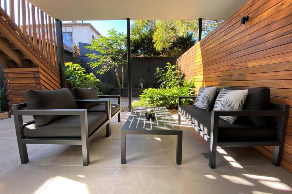 悉尼The Mitchell Bondi Garden 4的庭院配有两把椅子和一张桌子
