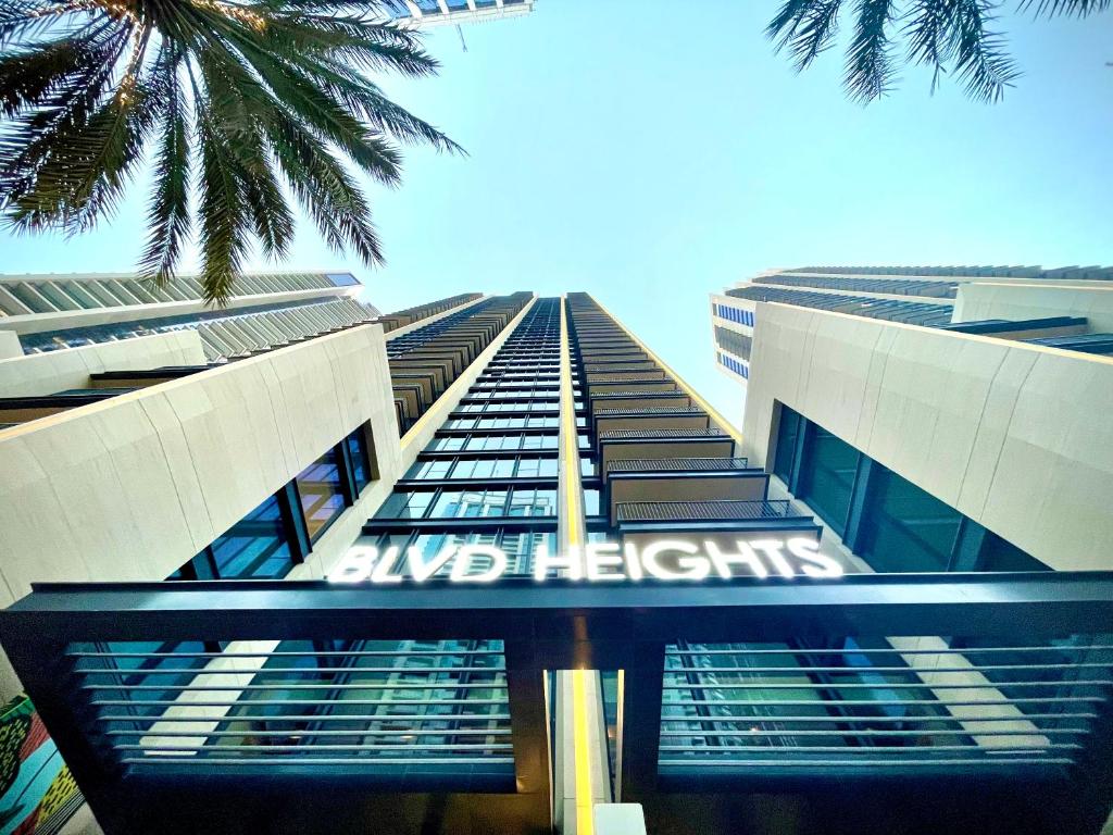 迪拜BLVD SkyView的一座高大的建筑,上面有盲灯