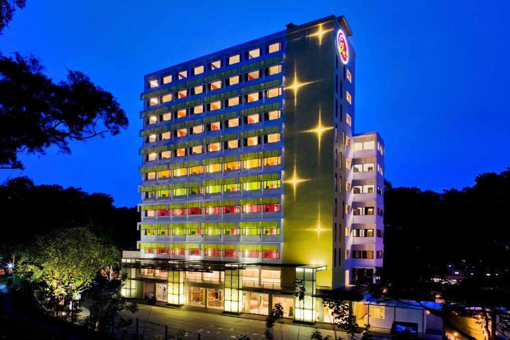 新加坡珍珠山瑞丽酒店的一座高大的建筑,晚上有灯