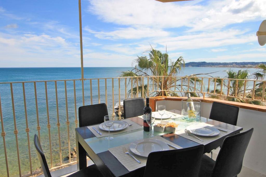 阿杜纳斯区Bay View的一张餐桌,享有海景