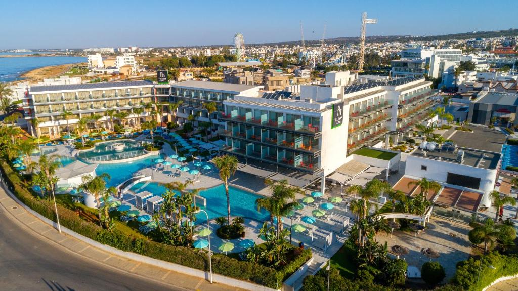阿依纳帕Faros Hotel Ayia Napa的享有带游泳池的度假村的空中景致
