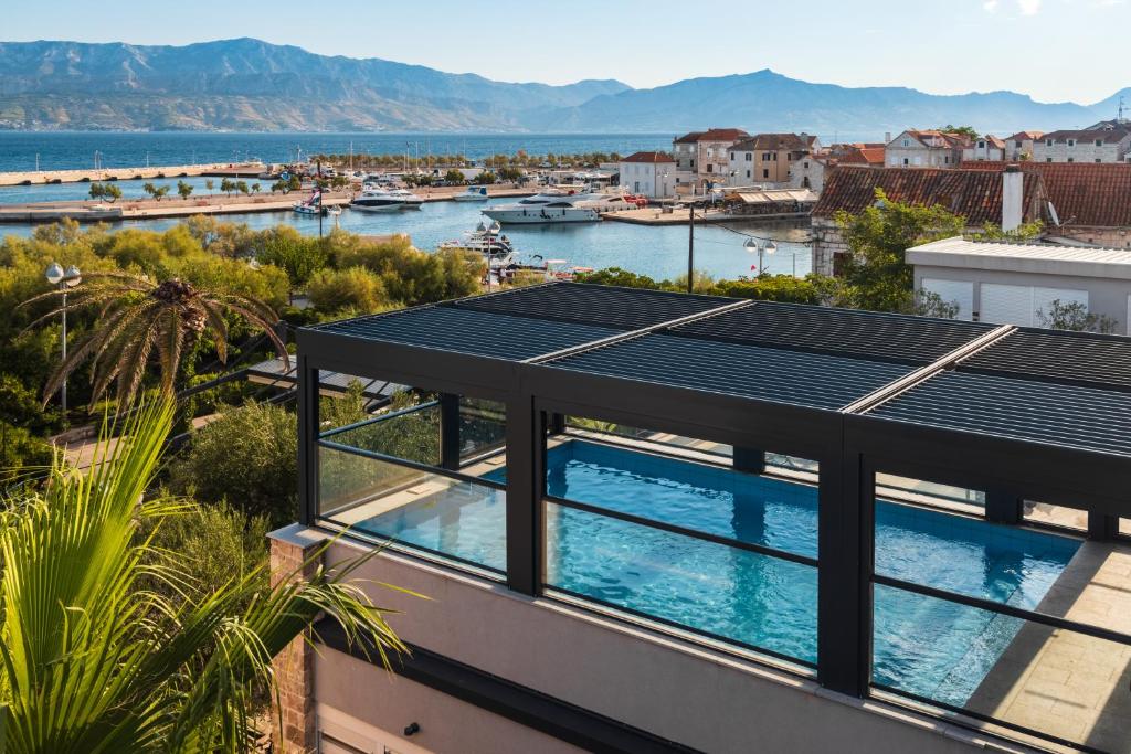 苏佩塔尔欧萨姆酒店 - 仅限成年人的屋顶上设有太阳能电池板的建筑景观