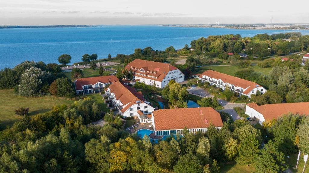 特伦特Aedenlife Hotel & Resort Rügen的享有湖景别墅的空中景致