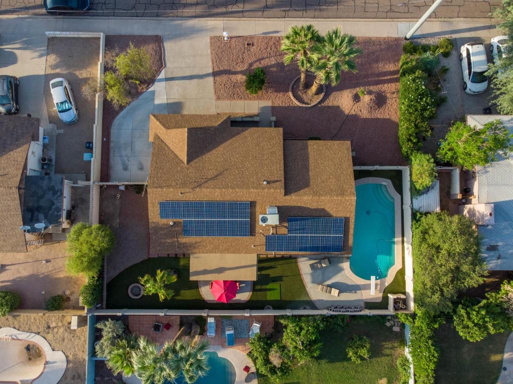 凤凰城3bdr Remodeled Scottsdale Desert Pool Oasis and Entertainment的房屋的顶部景色,上面设有太阳能电池板