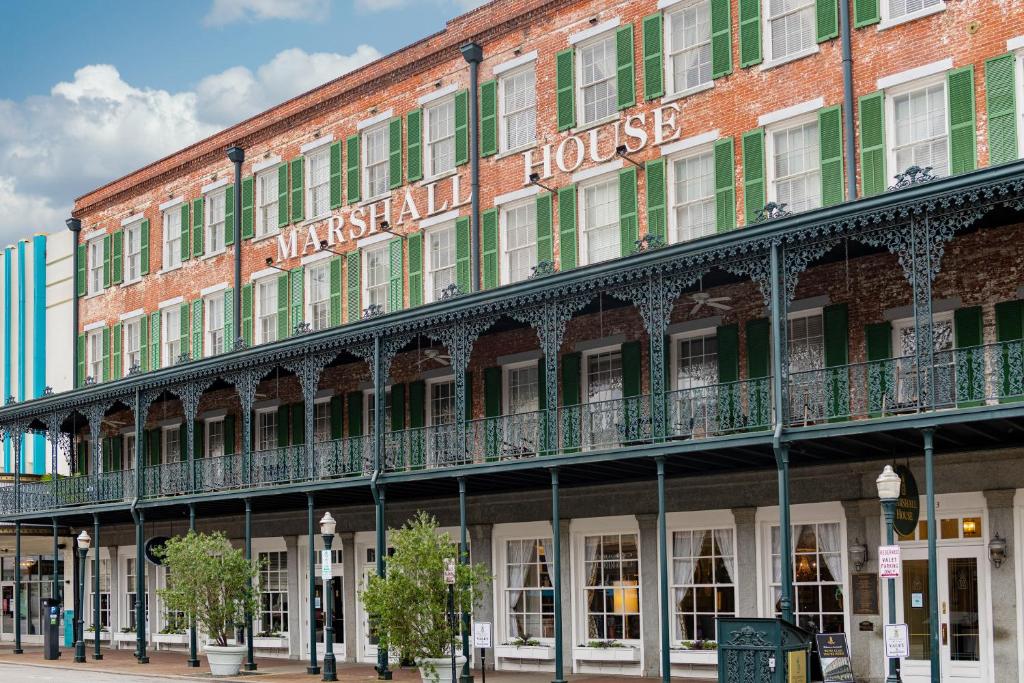 萨凡纳The Marshall House, Historic Inns of Savannah Collection的一座大砖砌建筑,上面有标志