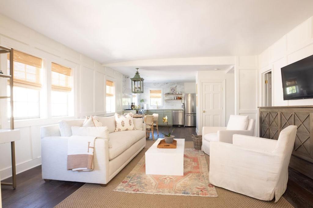 查尔斯顿Guesthouse Charleston EAST 42 D的客厅配有白色沙发和两把椅子
