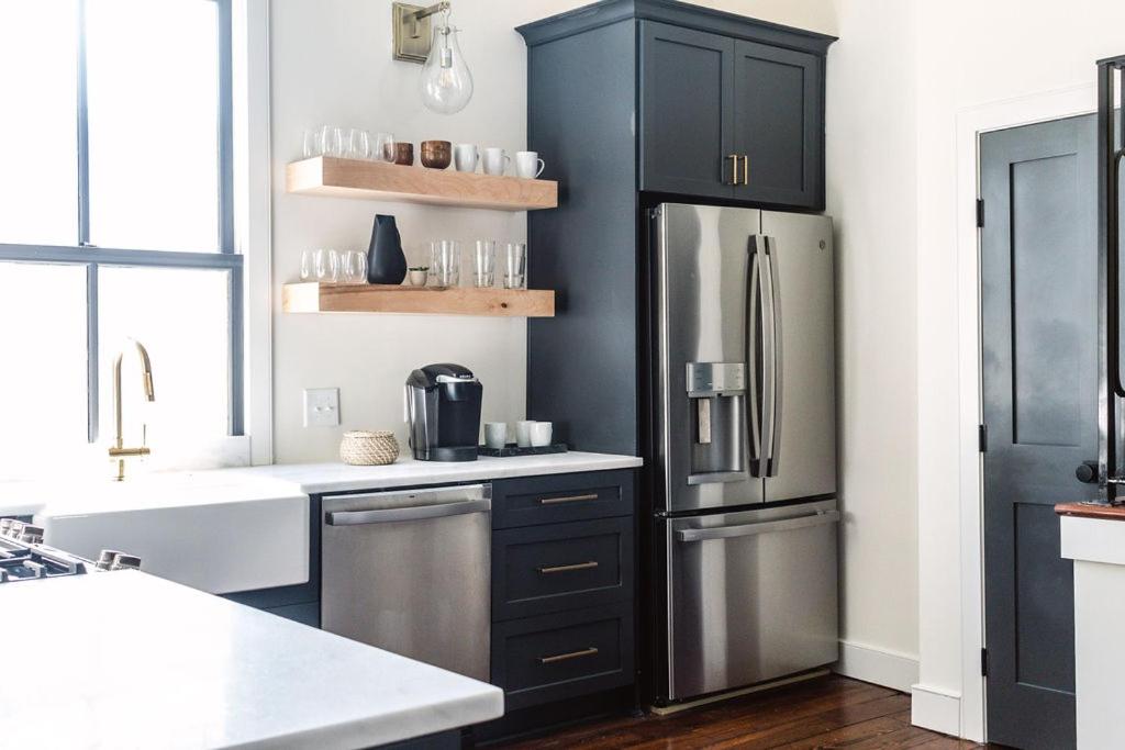 查尔斯顿Guesthouse Charleston EAST 46 F的厨房配有黑色橱柜和不锈钢冰箱