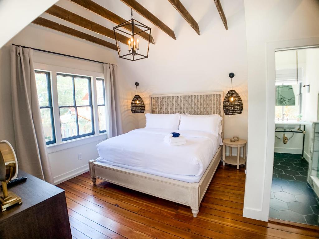 查尔斯顿Guesthouse Charleston EAST 46 G and H的卧室配有白色的床和窗户。