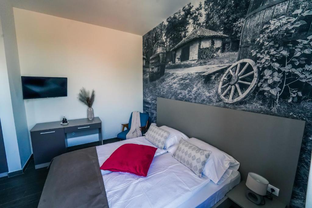 贝尔格莱德Bagrina Suites的一间卧室配有一张壁画床