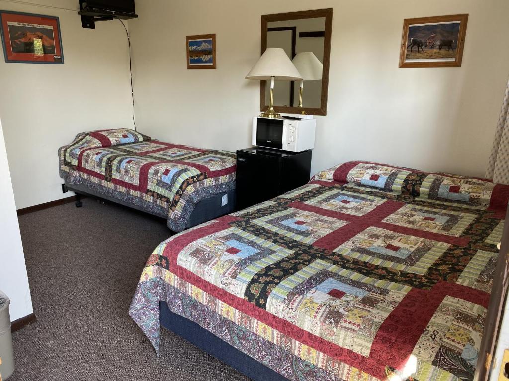 希利DENALI ALASKA KOA - formerly Denali RV Park & Motel的一间酒店客房,房间内设有两张床