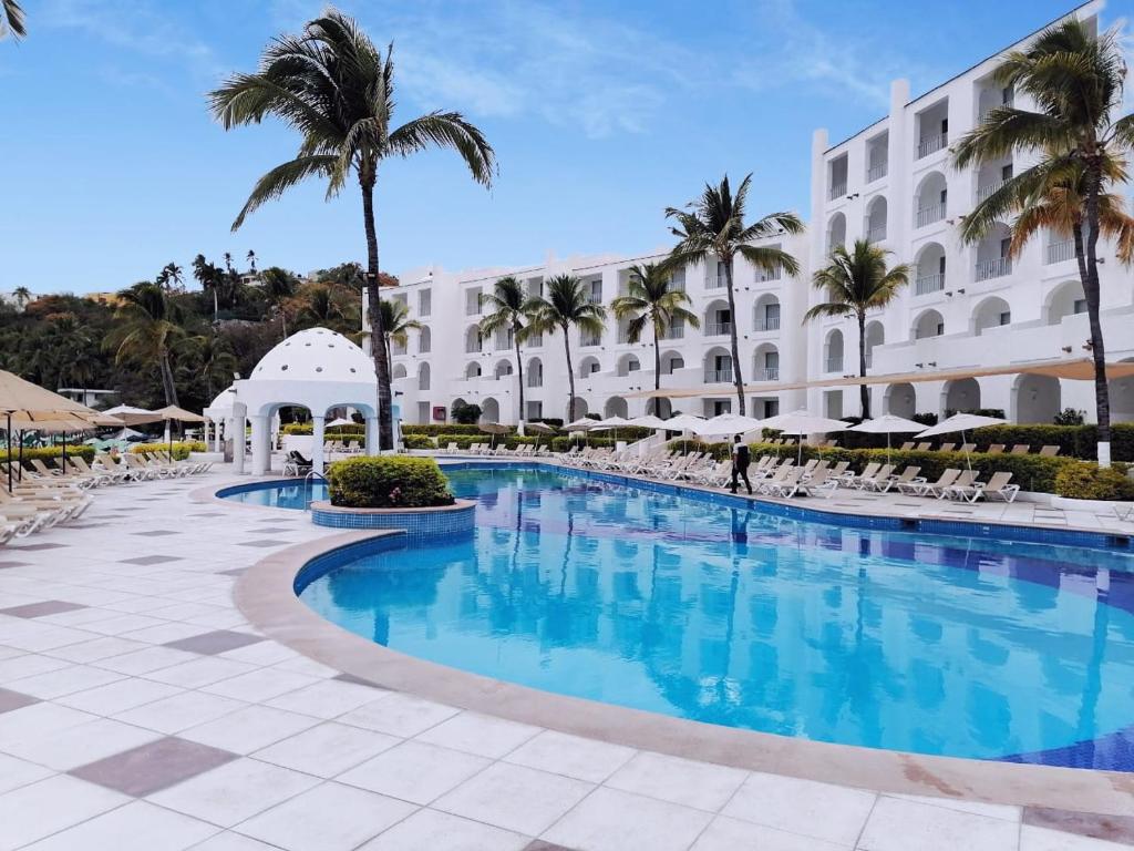 曼萨尼约Sierra Mar All Inclusive at Tesoro Manzanillo的酒店前的游泳池