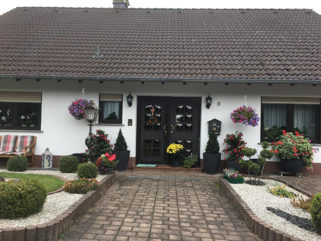 HolzbachHaus Sonnenschein的前面有鲜花的白色房子