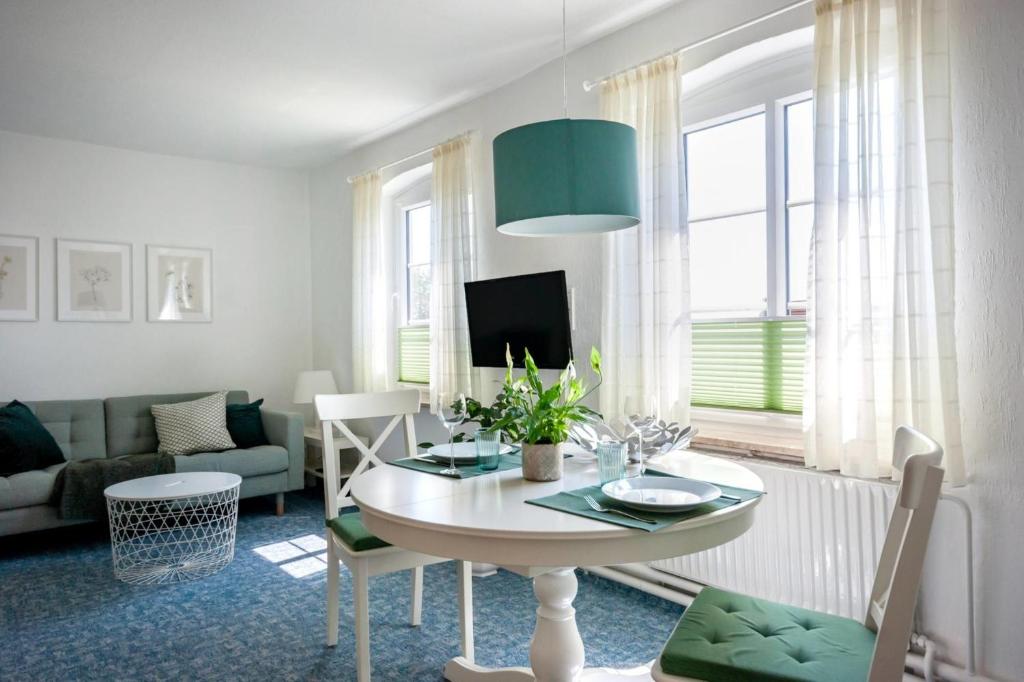 AlbertsdorfKnusthof - Wohnung 1的客厅配有桌子和沙发