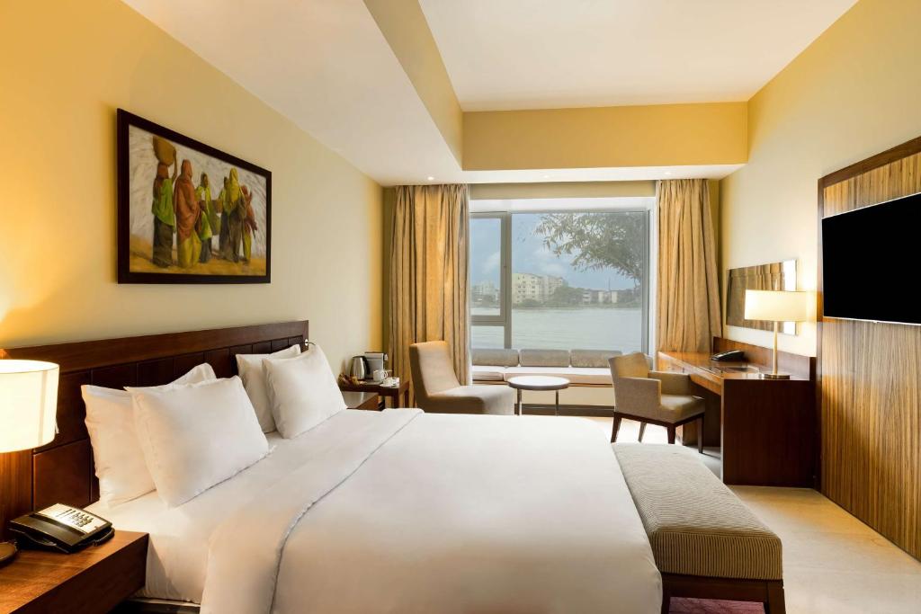 拉各斯安克雷奇丽笙酒店的酒店客房设有一张大床和一张书桌。