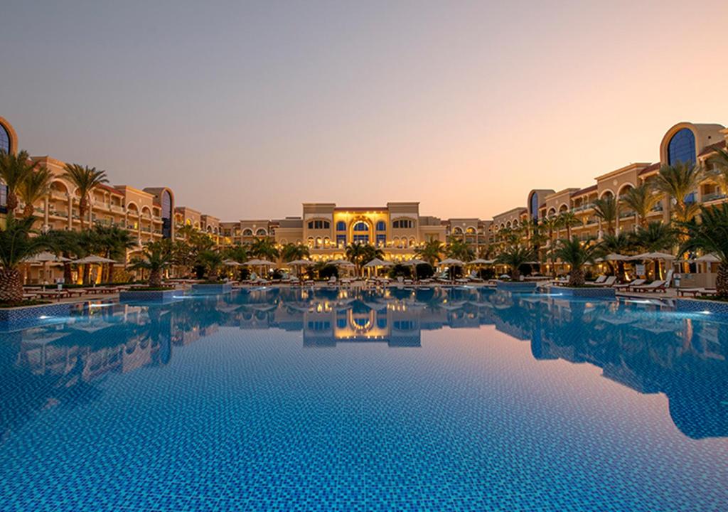 赫尔格达Premier Le Reve Hotel & Spa Sahl Hasheesh - Adults Only 16 Years Plus的度假村前的大型游泳池