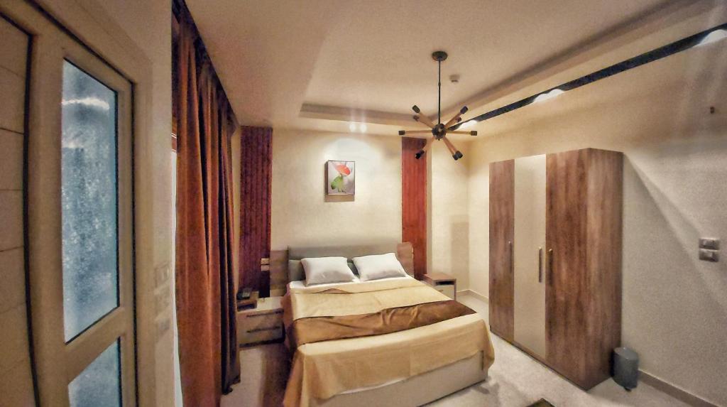 Al ḨamīdātDreams Land Hotel New Qena的一间卧室配有一张床,一扇门通往一个房间