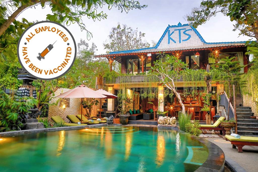 坎古KTS Balinese Villas的一座房子前设有游泳池的酒店