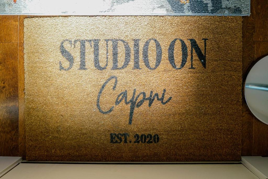 卡尔加里Studio on Capri的桌子上学校的标志