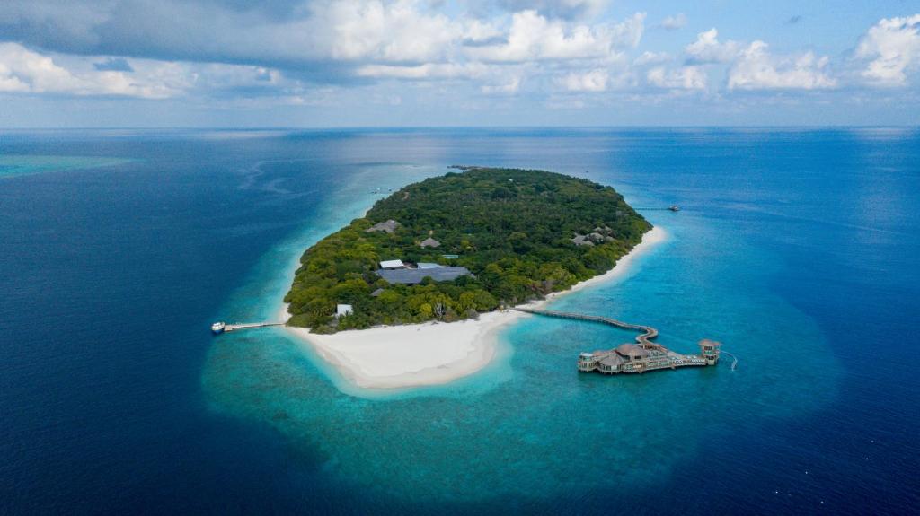 芭环礁索尼娃芙西度假村的海洋中的一个岛屿