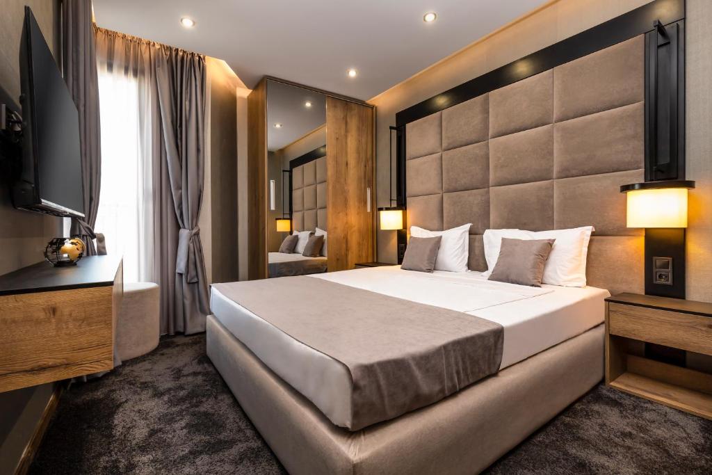 普罗夫迪夫SOHO Apart House的酒店客房设有一张大床和一台电视。