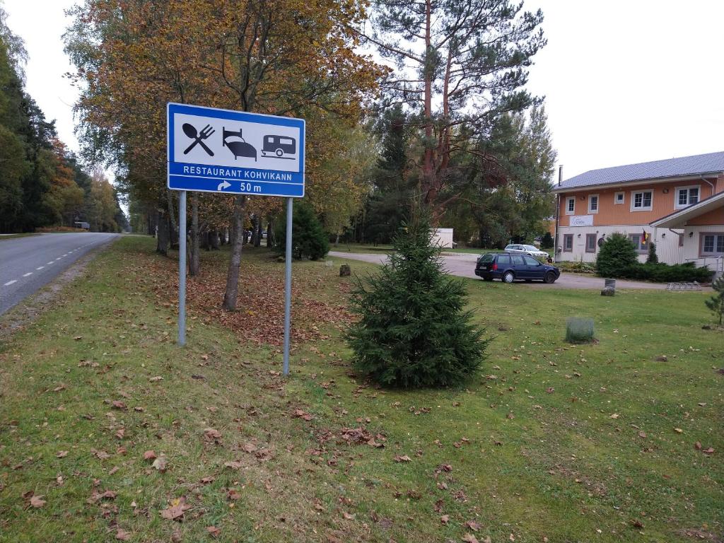 PalmsePalmse by Kohvikann的路旁的蓝色标志