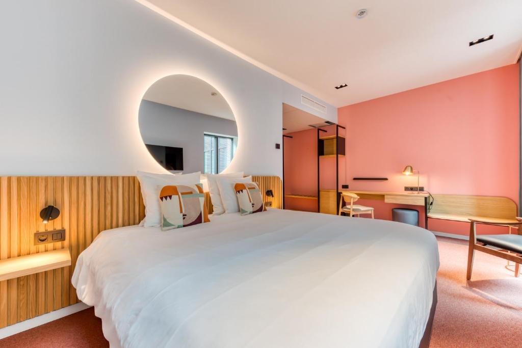 Saint-GhislainMah Hotel的卧室配有一张白色大床和一张书桌