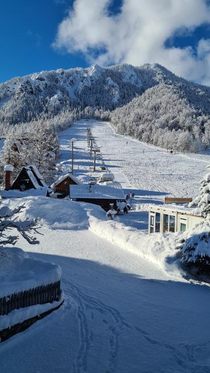 克拉尼斯卡戈拉威久利卡公寓的白雪覆盖的山,远处有滑雪胜地