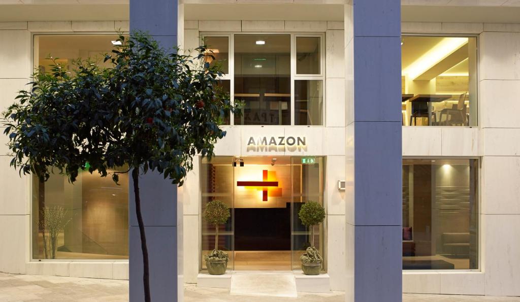雅典Amazon Hotel的前面有十字架的建筑