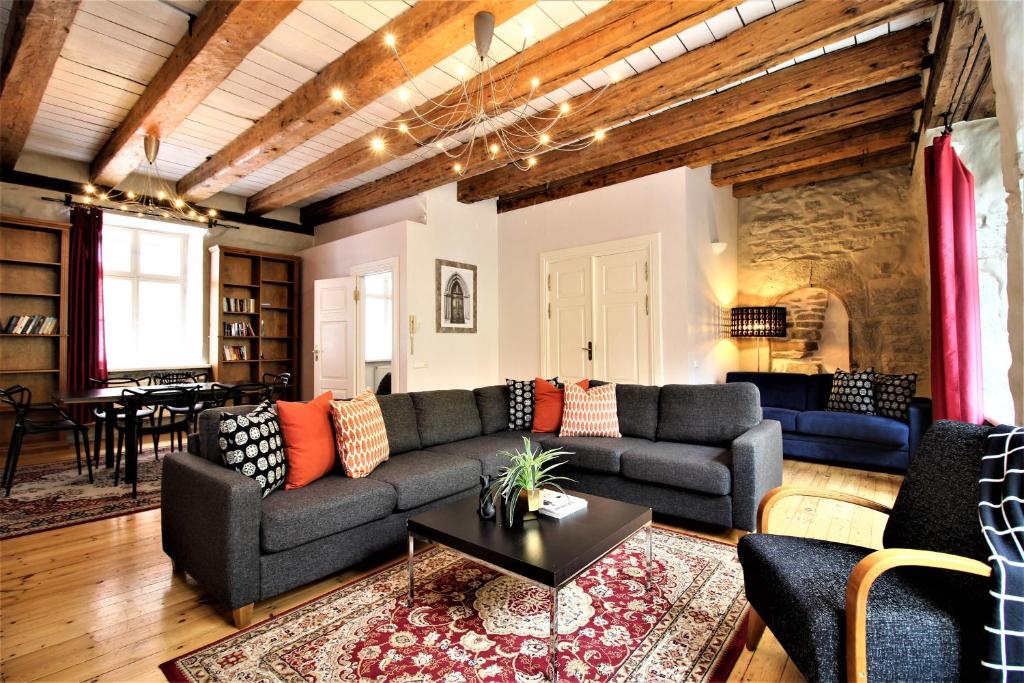 塔林塔林市公寓 - 老城区的客厅配有沙发和桌子