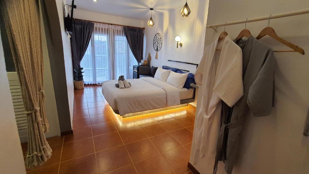 格兰岛บ้านมัจฉา的酒店客房,配有床和墙上的长袍