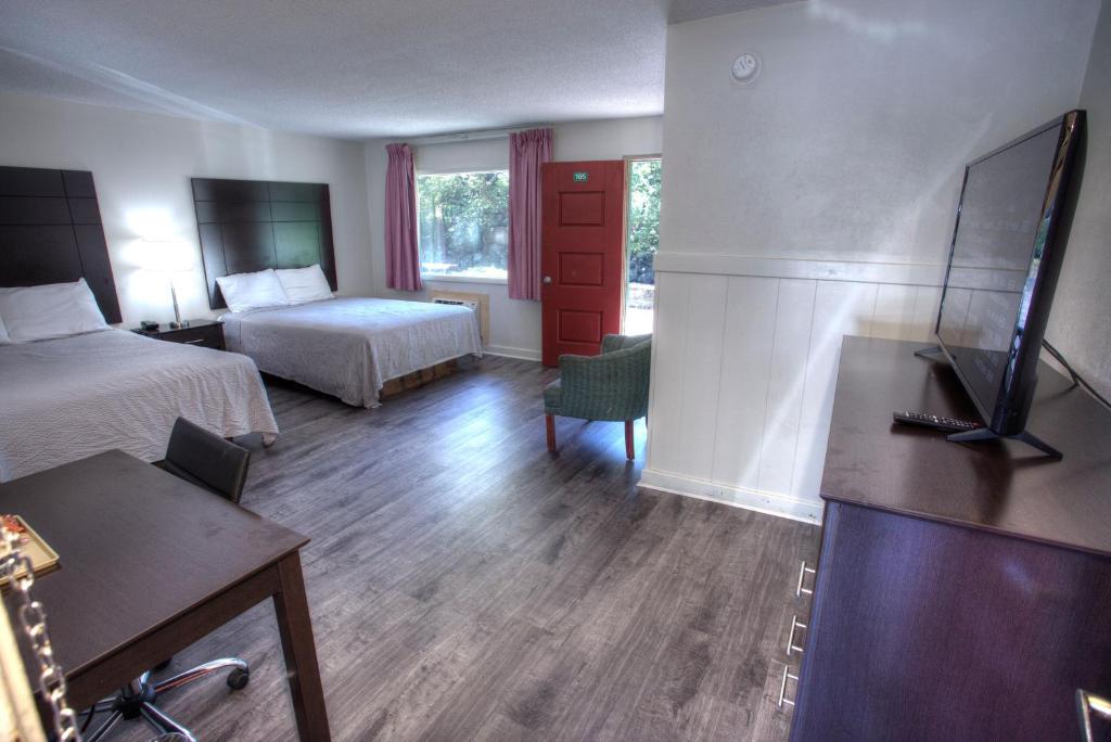 海伦霍夫巴河滨酒店的酒店客房设有两张床和电视。