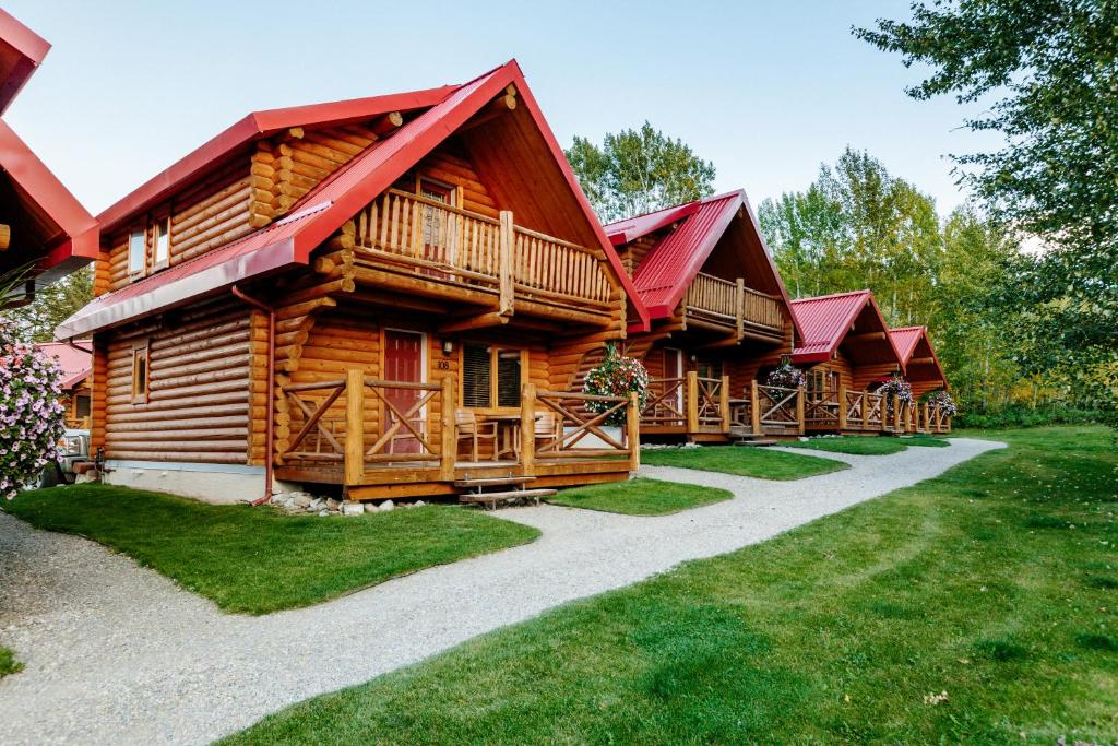 贾斯珀Miette Mountain Cabins的排有红色屋顶的小木屋