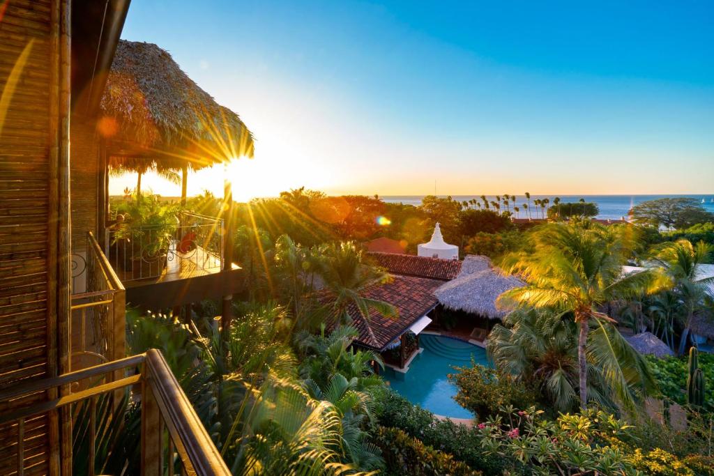 塔马林多伊甸园精品酒店的享有带游泳池的度假村的空中景致