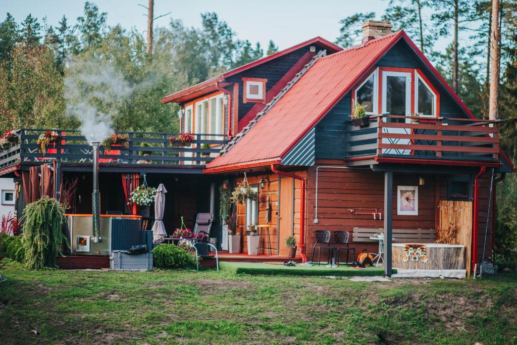 VangažiResort "Lavenders Dream SPA"的小木屋,设有红色屋顶