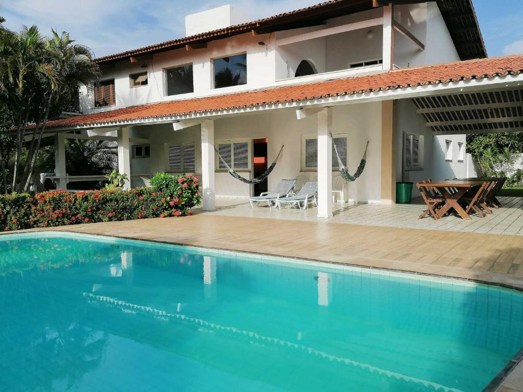 考卡亚Villa Oloh com lazer completo em Caucaia - CE的别墅前设有游泳池