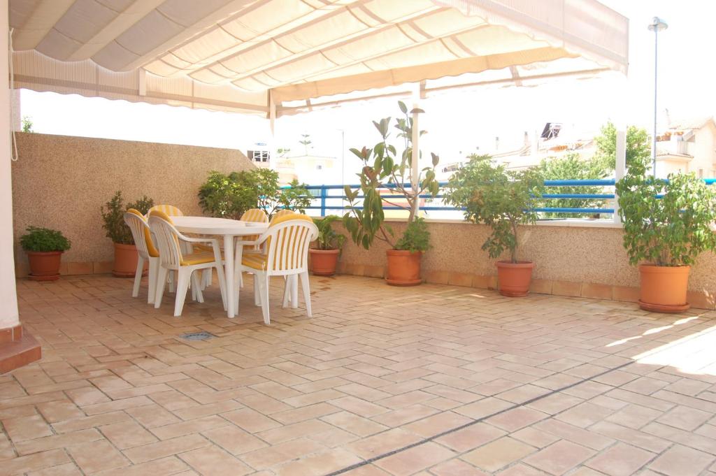 桑卢卡尔-德巴拉梅达Holi-Rent Albatros的庭院配有桌椅和植物