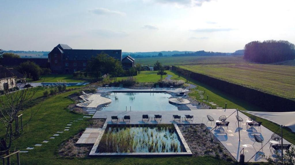 奥埃酒庄苏尔莱斯萨特斯度假屋的享有游泳池旁的空中景致