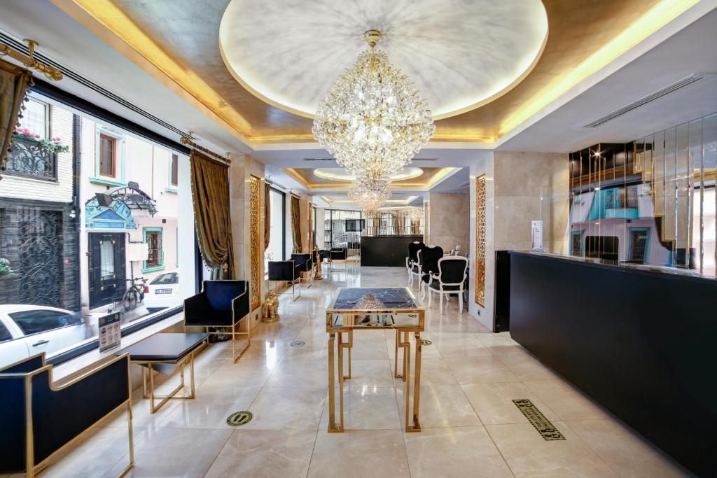 伊斯坦布尔大财富SPA酒店的配有桌椅和吊灯的客房