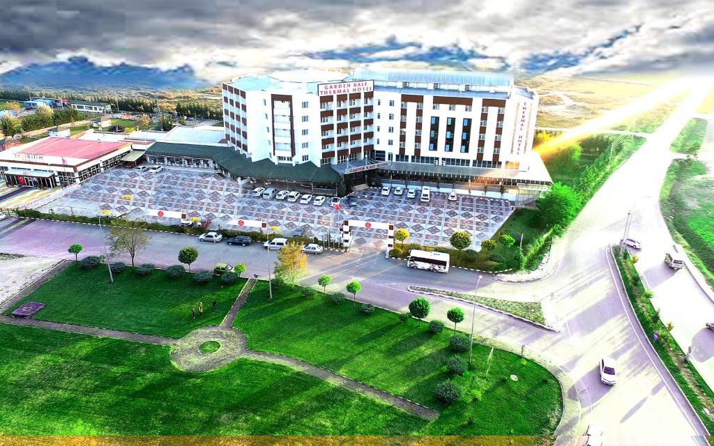 阿菲永GARDEN KALE THERMAL HOTEL的享有公园的大型建筑的空中景致