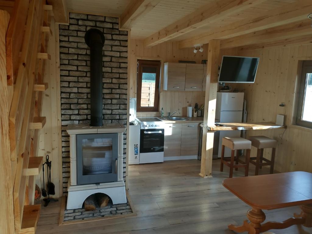 格但斯克多梅科维斯皮山林小屋的小屋内的厨房配有燃木火炉