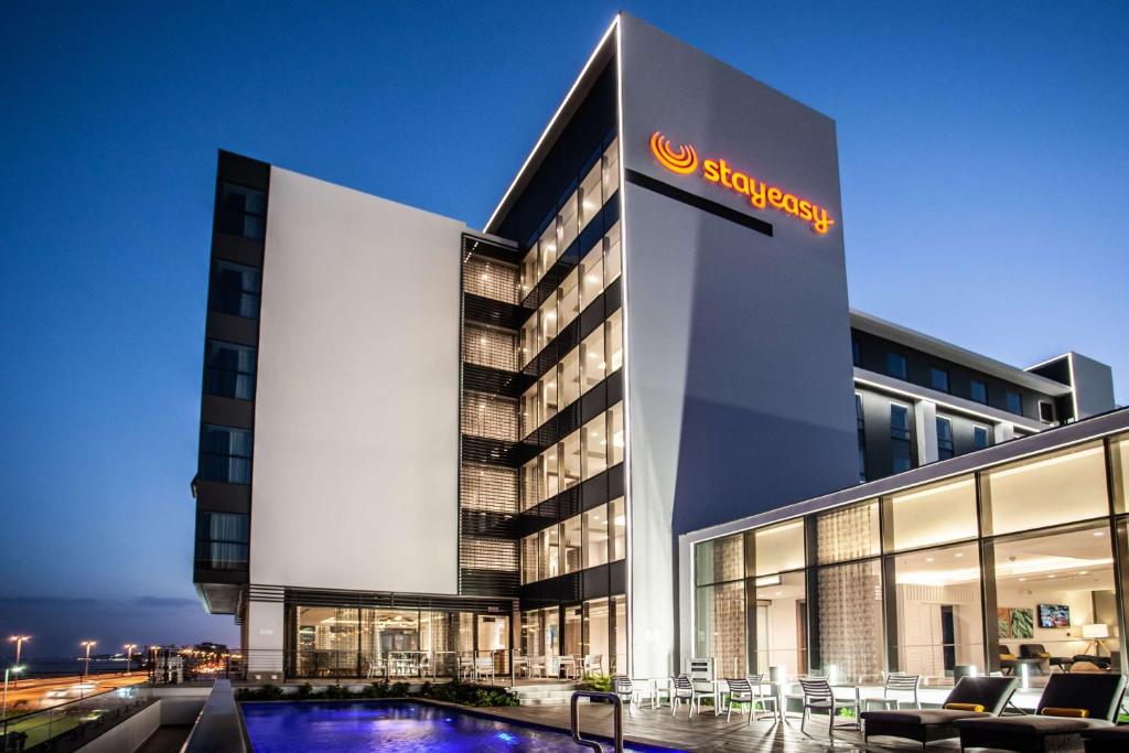 马普托StayEasy Maputo的大楼前设有游泳池的酒店