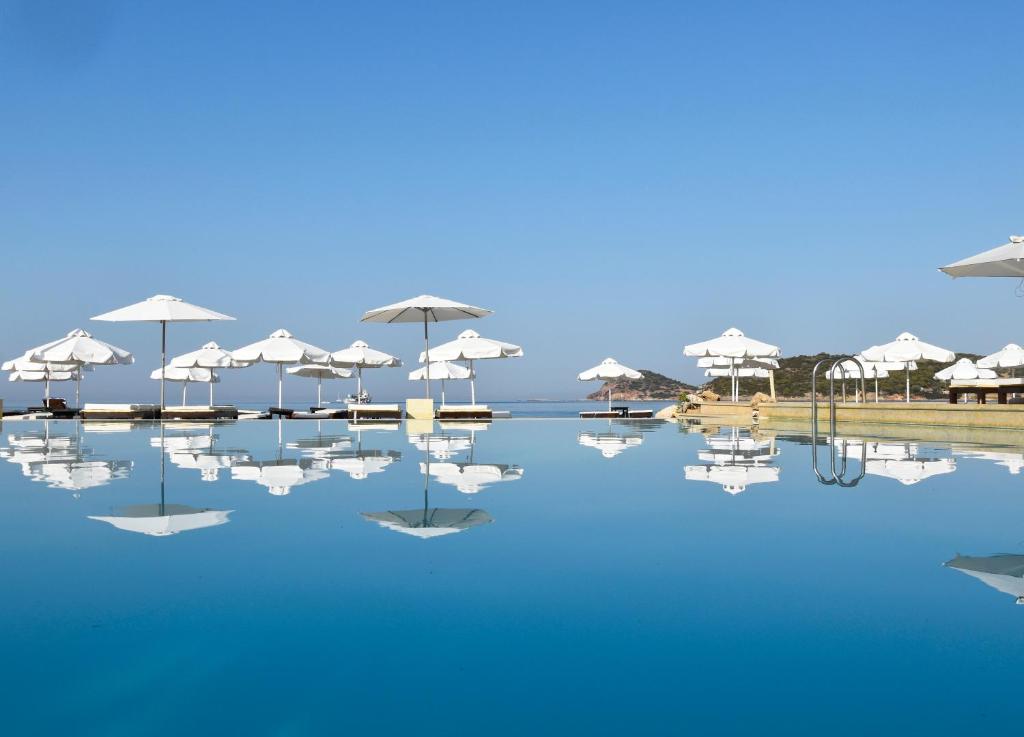 阿纳维索斯度假广场酒店的海滩上带遮阳伞的游泳池