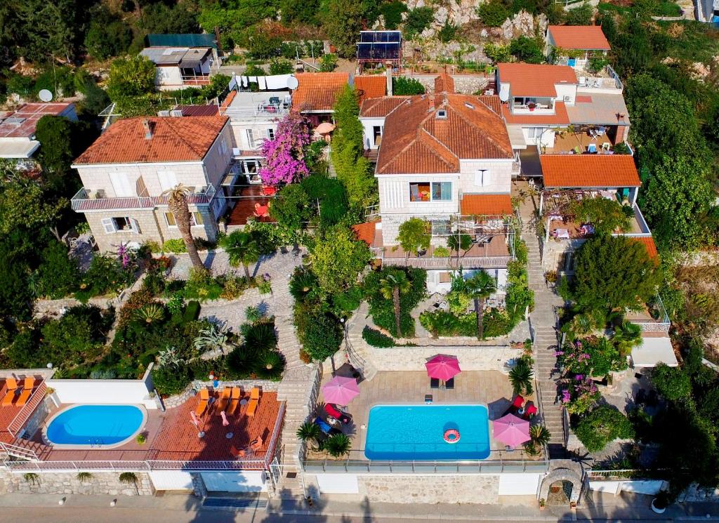 米利尼Villa Carmen Rooms & Apartments的享有带游泳池的房屋的空中景致