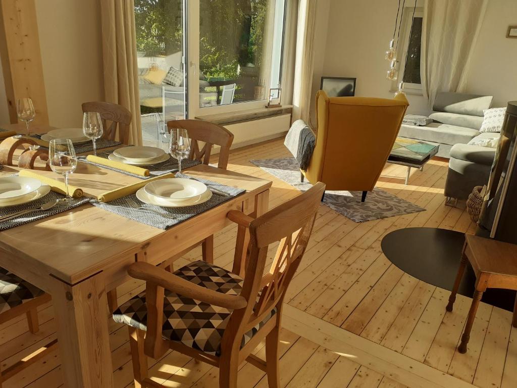蒙绍Ferienhaus Wiesenblick的客厅配有木桌和椅子