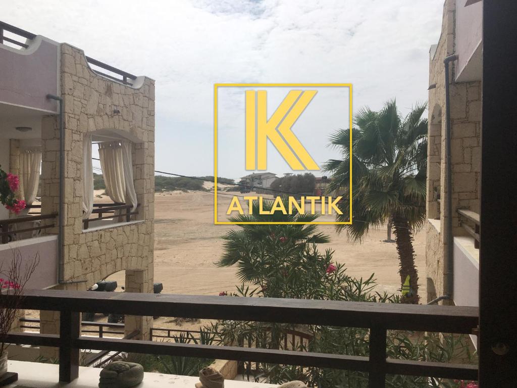 萨尔雷Ca Greta Deluxe的海滩上的一个标志,上面写着k atantis