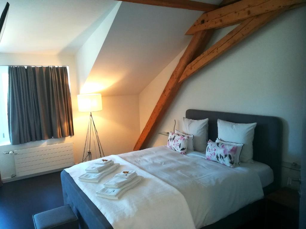 ContheyRelais du Simplon的卧室配有带枕头的大型白色床