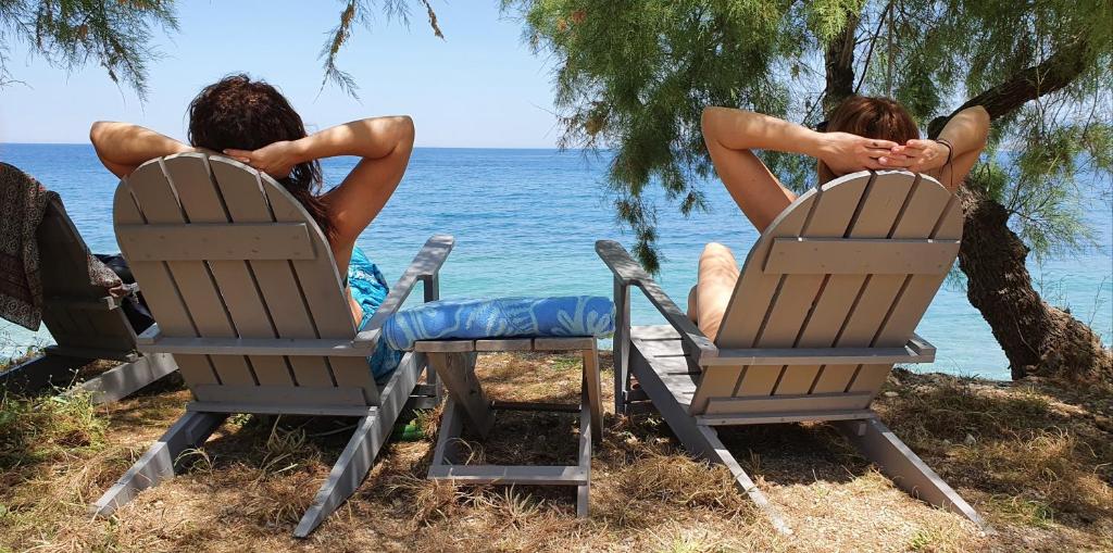 GiosonasIason Hotel Apartments的两人坐在沙滩椅上