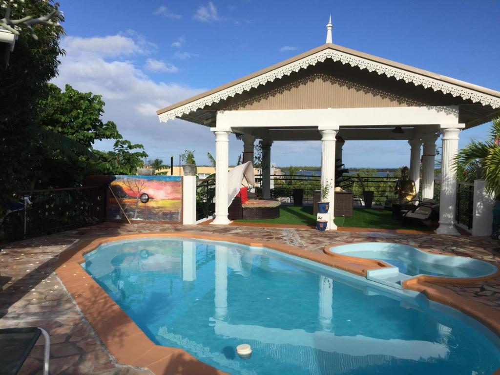 拉戈莱特Panorama Villa的一个带凉亭的庭院内的游泳池