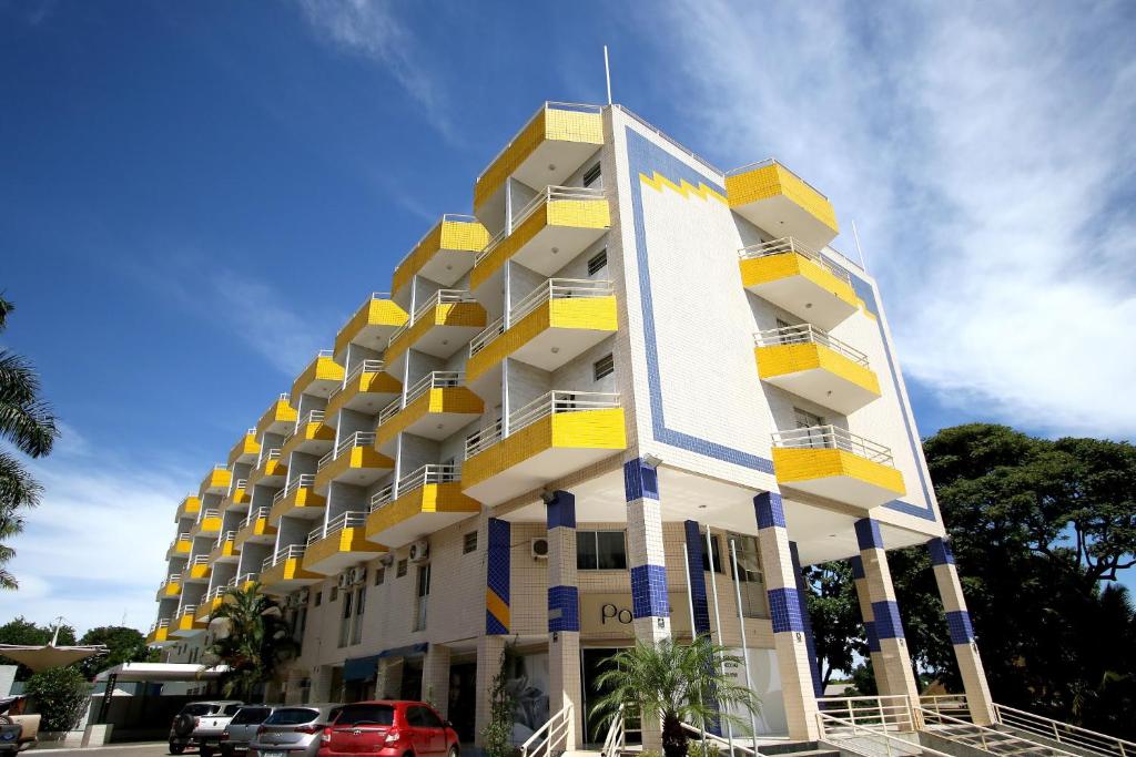 巴西利亚拉古纳广场酒店的建筑上设有黄色和蓝色的阳台