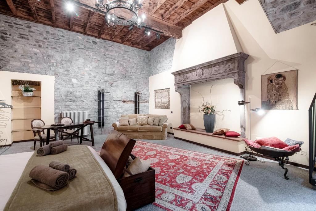 科莫Historical Suites - The House Of Travelers的大房间设有石墙和客厅